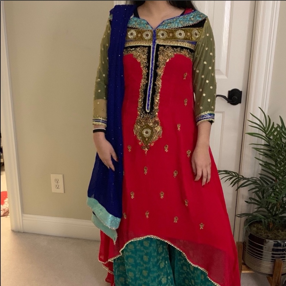 GORGOUS PAKISTANI PARTY OUTFIT